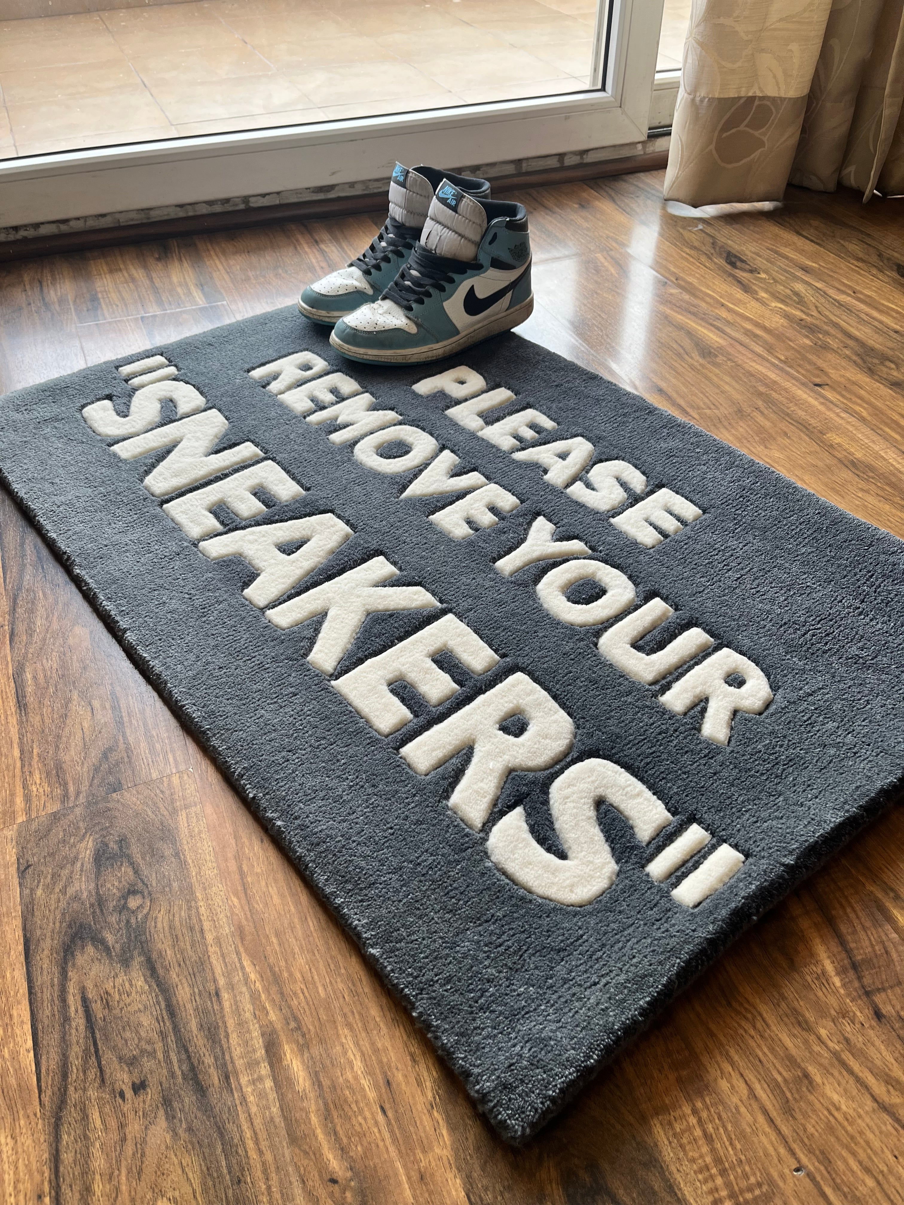 Remove your Sneakers Rug